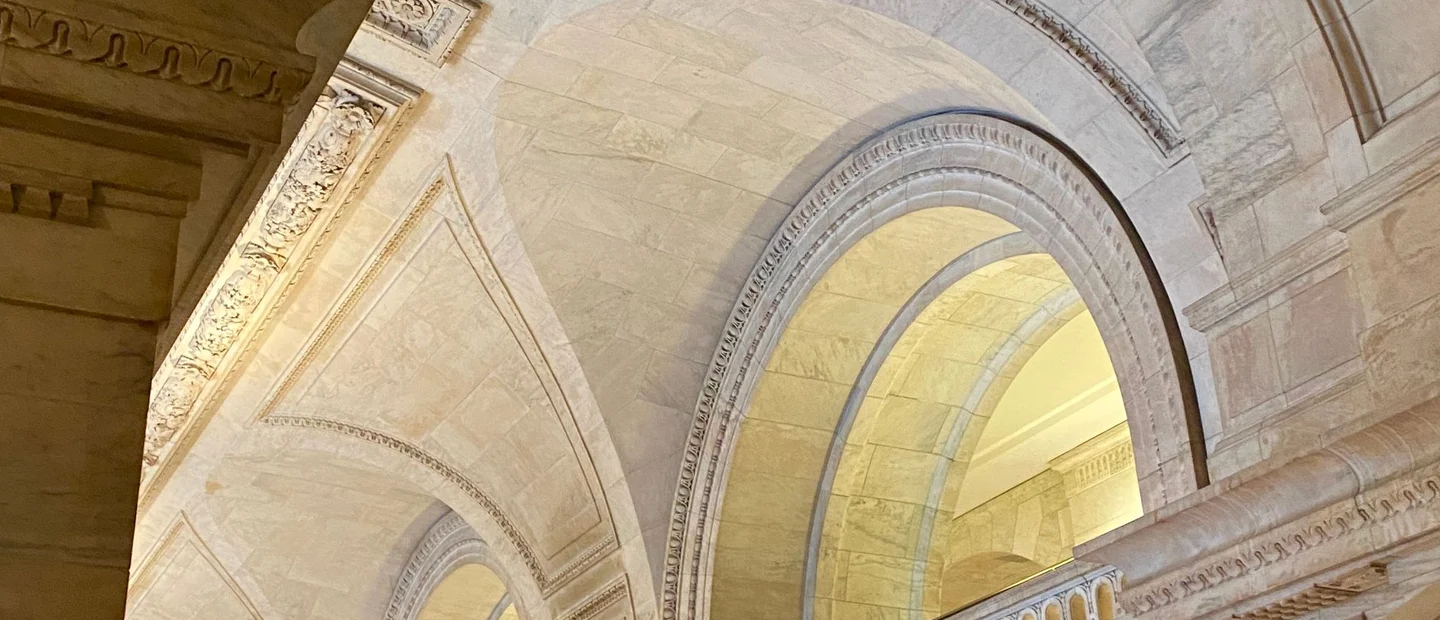 Détail d’arches et de marches en marbre