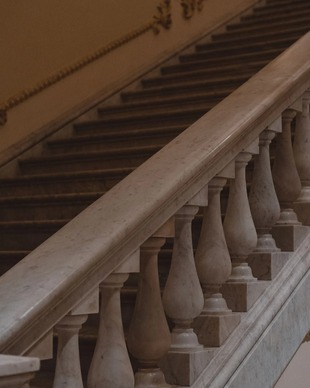 Détail de courbe d’un escalier en marbre