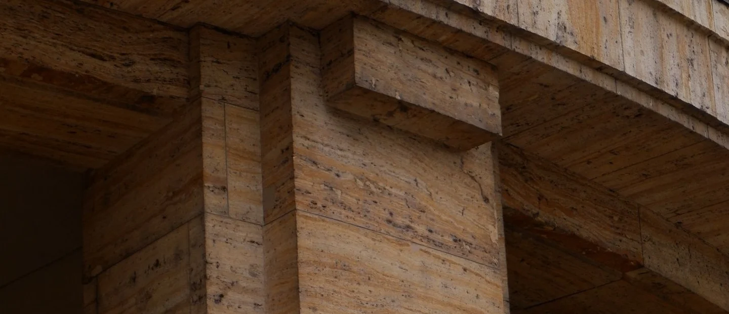 Détail d’une structure en travertin