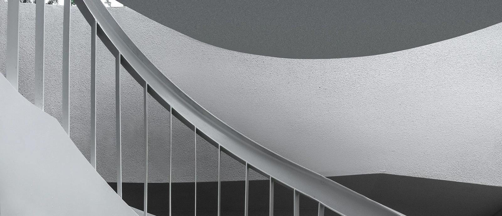 Courbes d’un escalier contemporain et lumière naturelle
