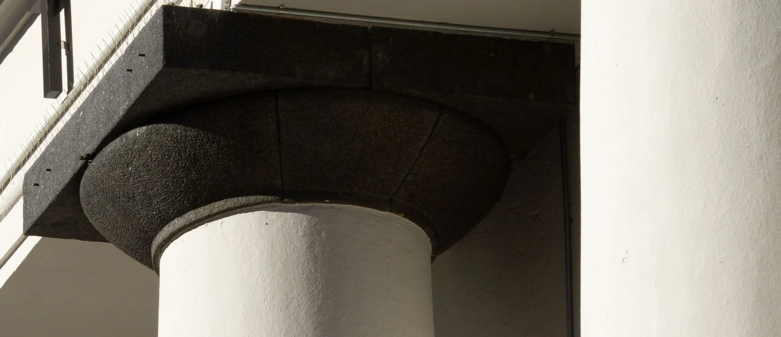 Détail de colonne claire et jeu d’ombres