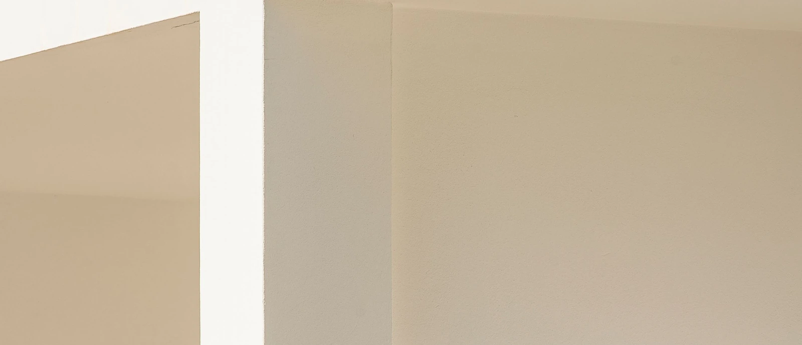 Lignes et lumière sur des volumes architecturaux beige clair