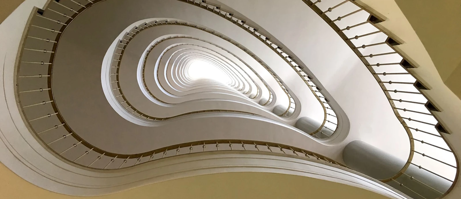 Perspective sur les courbes d’un escalier contemporain