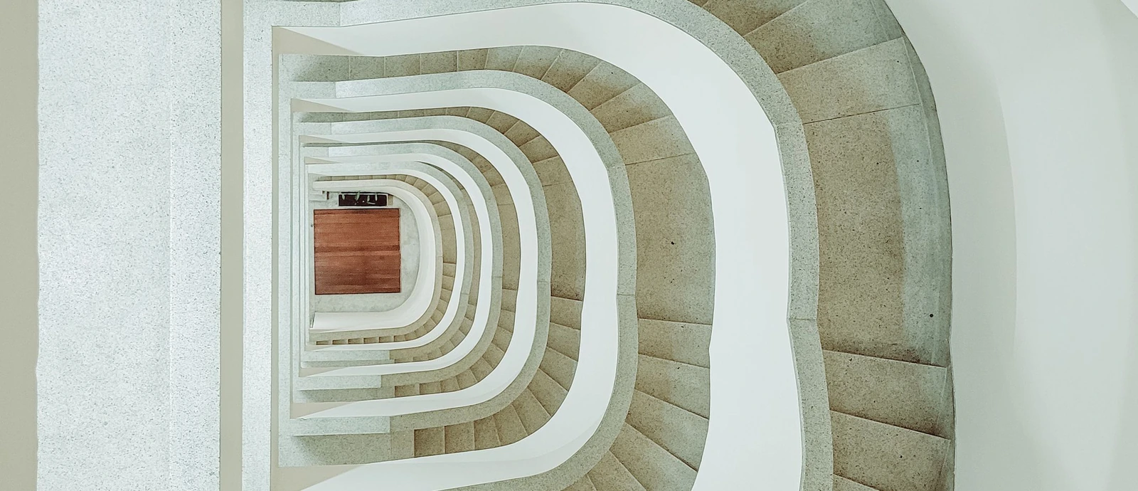 Perspective verticale d’un escalier aux courbes claires